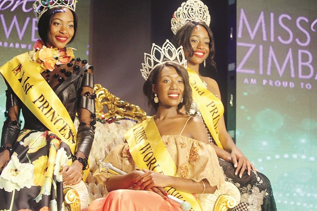 Miss World Zimbabwe 2017 Chiedza Mhosva flaked by her first princess Evelyn Njelela and her Second Prncess Kundai Claire Somerai