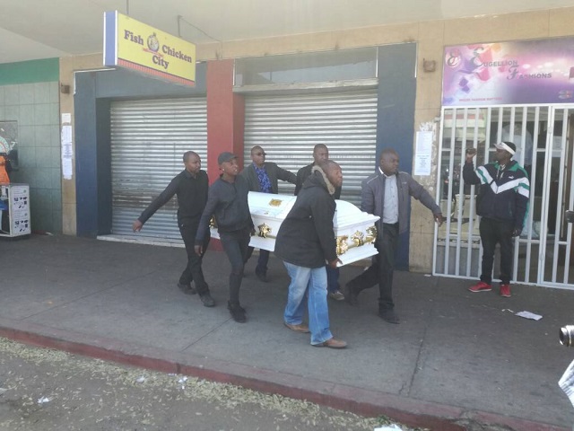 There was a brief traffic jam at the food outlet at corner 12th Avenue and Fife Street when MaPecca's relatives removed the coffin from the hearse and placed it at the front of Oricious' takeaway outlet, Fish and Chicken City.